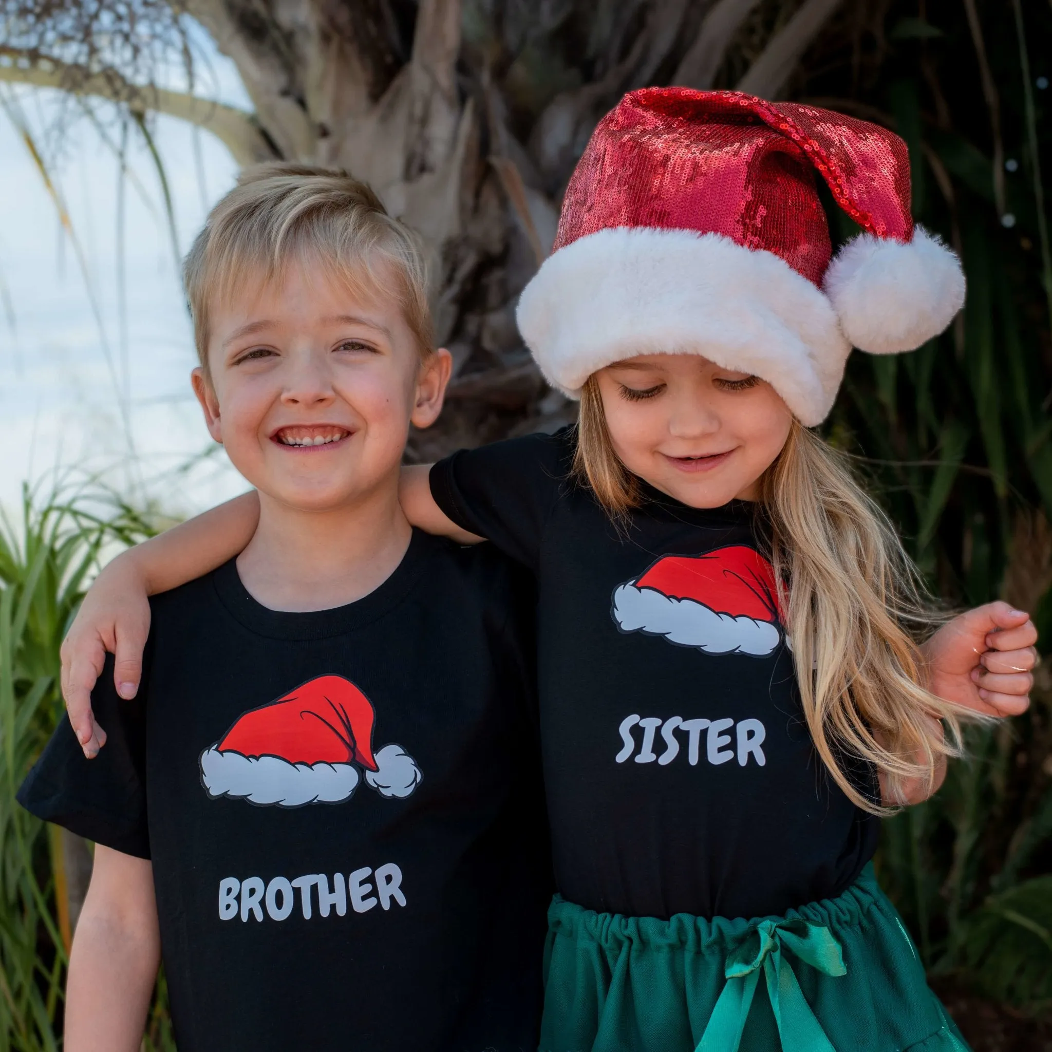 SISTER CHRISTMAS HAT KIDS T-SHIRT