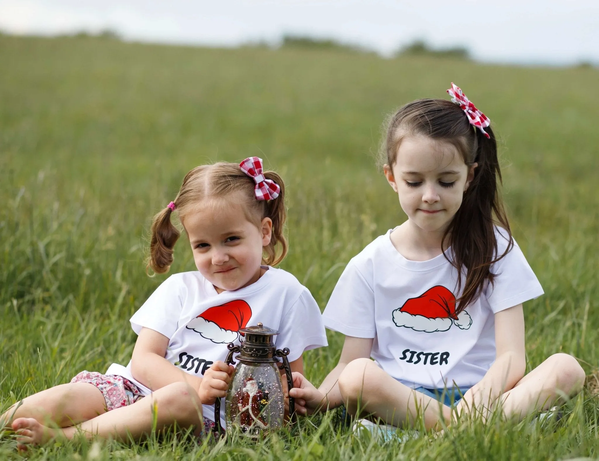 SISTER CHRISTMAS HAT KIDS T-SHIRT