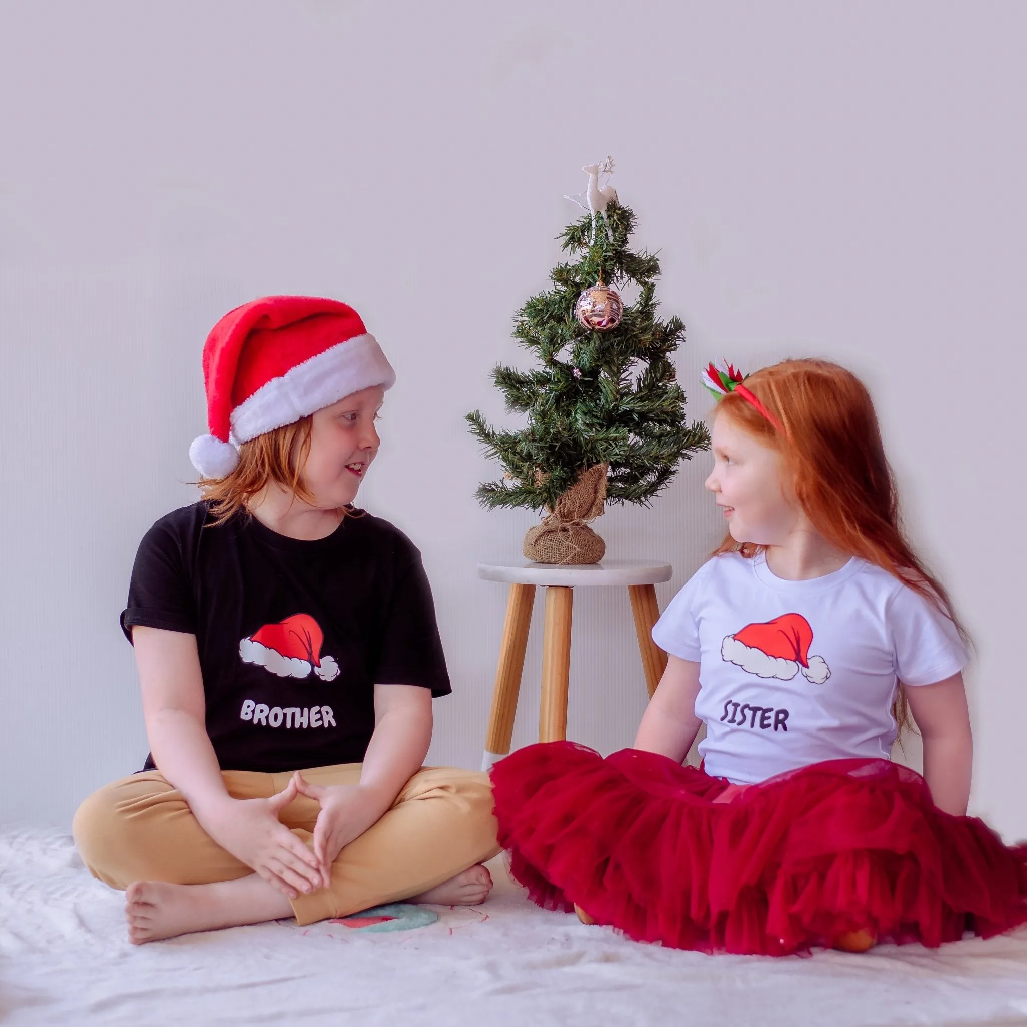 SISTER CHRISTMAS HAT KIDS T-SHIRT